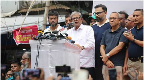 নিজস্ব প্রতিবেদকঃ বিএনপি মহাসচিব মির্জা ফখরুল ইসলাম বলেছেন, আমাদের লক্ষ্য একটাই ২০২৬ সালের ফেব্রুয়ারিতে জাতীয় নির্বাচন হতে হবে। দলের ভারপ্রাপ্ত চেয়ারম্যান তারেক রহমান লন্ডনে প্রধান উপদেষ্টার সঙ্গে বৈঠক করে নির্বাচনের সময় ঠিক করেছেন। এর কোনো ব্যতিক্রম হবে না। সোমবার (১৪ জুলাই) রাজধানীর নয়াপল্টনে বিএনপির কেন্দ্রীয় কার্যালয়ের সামনে এক সমাবেশে তিনি এসব কথা বলেন। মির্জা ফখরুল ইসলাম বলেন, যখন প্রধান উপদেষ্টার সঙ্গে তারেক রহমান বৈঠক করে নির্বাচনের সময় ঠিক করেছেন তখন থেকে তাদের মাথা বিগড়ে গেছে। তিনি বলেন, গণতন্ত্রের প্রশ্নে আমাদের কোনো আপস নেই। আমরা নির্বাচন চাই। যে সিদ্ধান্ত হয়েছে সেই সময়ের মধ্যে নির্বাচন চাই। আমরা মানুষের ভোটাধিকার ফিরিয়ে দিতে চাই। নতুন বাংলাদেশ বিনির্মাণ করতে চাই আমাদের নেতা তারেক রহমানের নির্দেশে। বিএনপি মহাসচিব বলেন, আজকে অনুরোধ করব ধৈর্য ধরে পরিস্থিতি মোকাবিলা করবেন। নেতাদের কাছে অনুরোধ করব- এমন কিছু হতে দেবেন না যাতে আমাদের গণতন্ত্রের শত্রুরা....। যারা তারেক রহমানের বিরুদ্ধে কথা বলে, বিএনপির বিরুদ্ধে কথা বলে তারা গণতন্ত্রের শত্রু। তারা এই দেশের মানুষের শত্রু। তিনি বলেন, আমি ধিক্কার জানাতে চাই সেই সমস্ত তথাকথিত রাজনৈতিক নেতাদের যারা তারেক রহমানকে নিয়ে অশ্লীল ভাষায় কথা বলছেন। আমরা তাদের বিরুদ্ধে অশ্লীল ভাষায় কথা বলব না। এটা মাথায় রাখতে হবে, আমাদের নেতাকে অশ্লীল কথা বললে তার মান ছোট হয় না। ছোট হয় তারা যারা অশ্লীল ভাষায় কথা বলে।